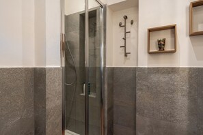 Ducha, secador de pelo, toallas