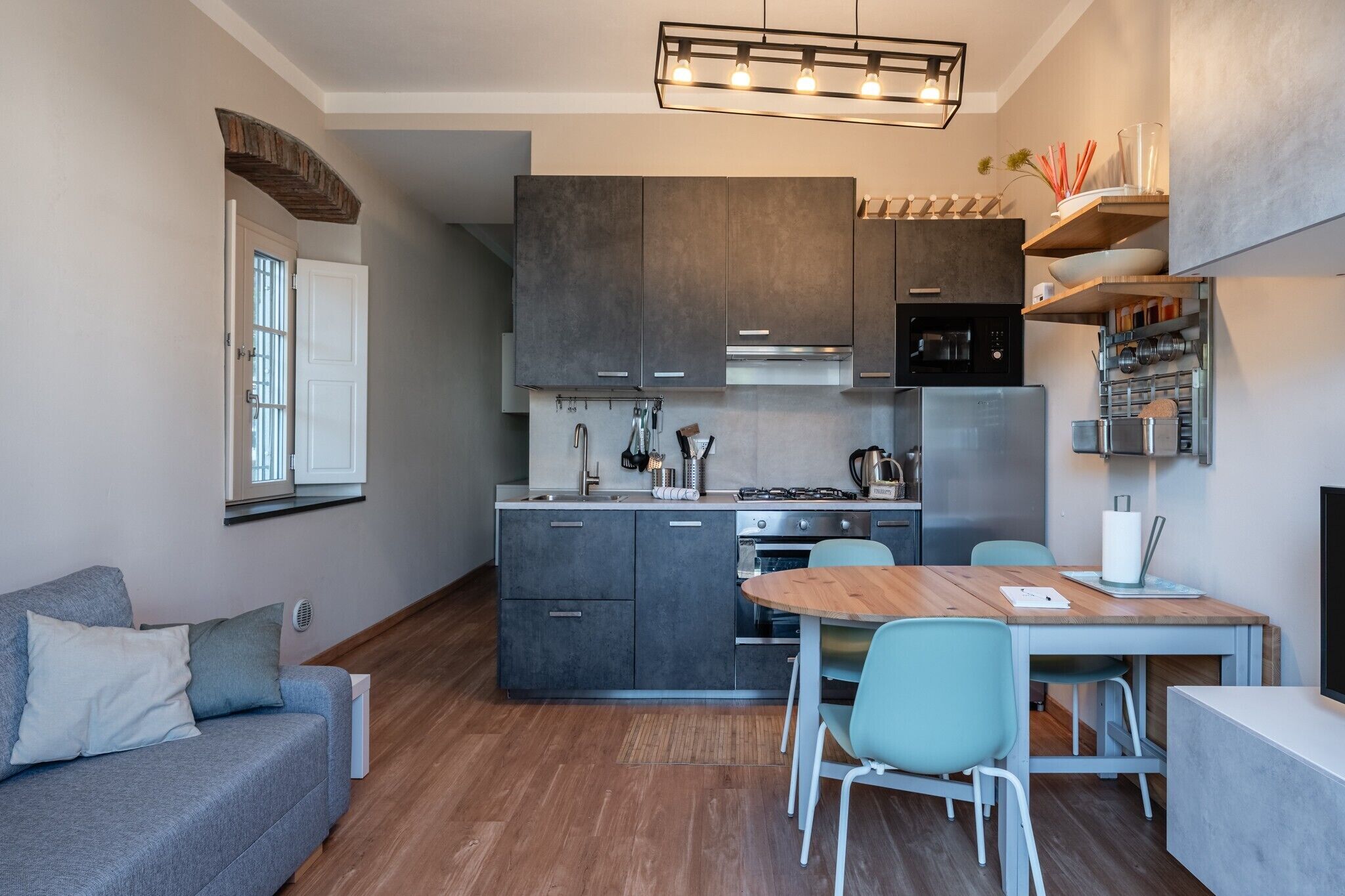 Køleskab, ovn, kogeplade, køkkentøj/tallerkener/redskaber