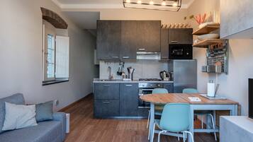 Køleskab, ovn, kogeplade, køkkentøj/tallerkener/redskaber