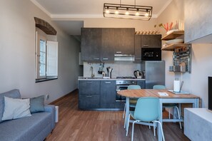 Refrigerador, horno, parrilla de estufa y utensilios de cocina 