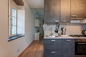 Refrigerador, horno, parrilla de estufa y utensilios de cocina 
