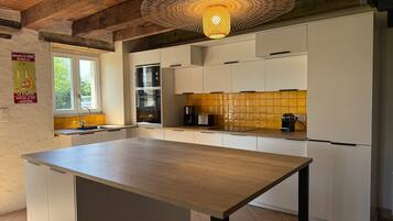 Jääkaappi, mikroaaltouuni, uuni, liesi