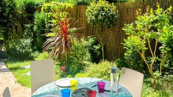 屋外ダイニングエリア