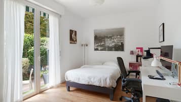 3 bedrooms, iron/ironing board, WiFi (free), bed sheets