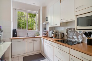 Coffee/tea maker, fridge, microwave, oven