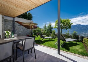 Outdoor dining - Apartment 'Wildrose' with Mountain View, Communal Pool and Wi-Fi (Schenna)