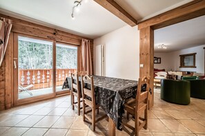 Dining - Apartment 'Morillon 1100' with Mountain View, Balcony and Wi-Fi (Morillon)