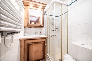 Shower, hair dryer, towels - Apartment 'Morillon 1100' with Mountain View, Balcony and Wi-Fi (Morillon)