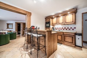 Fridge, microwave, oven, stovetop - Apartment 'Morillon 1100' with Mountain View, Balcony and Wi-Fi (Morillon)