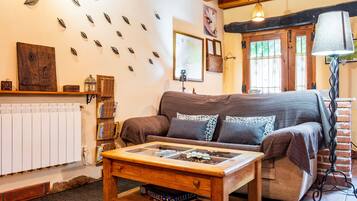 Una televisión, una chimenea, un reproductor de DVD