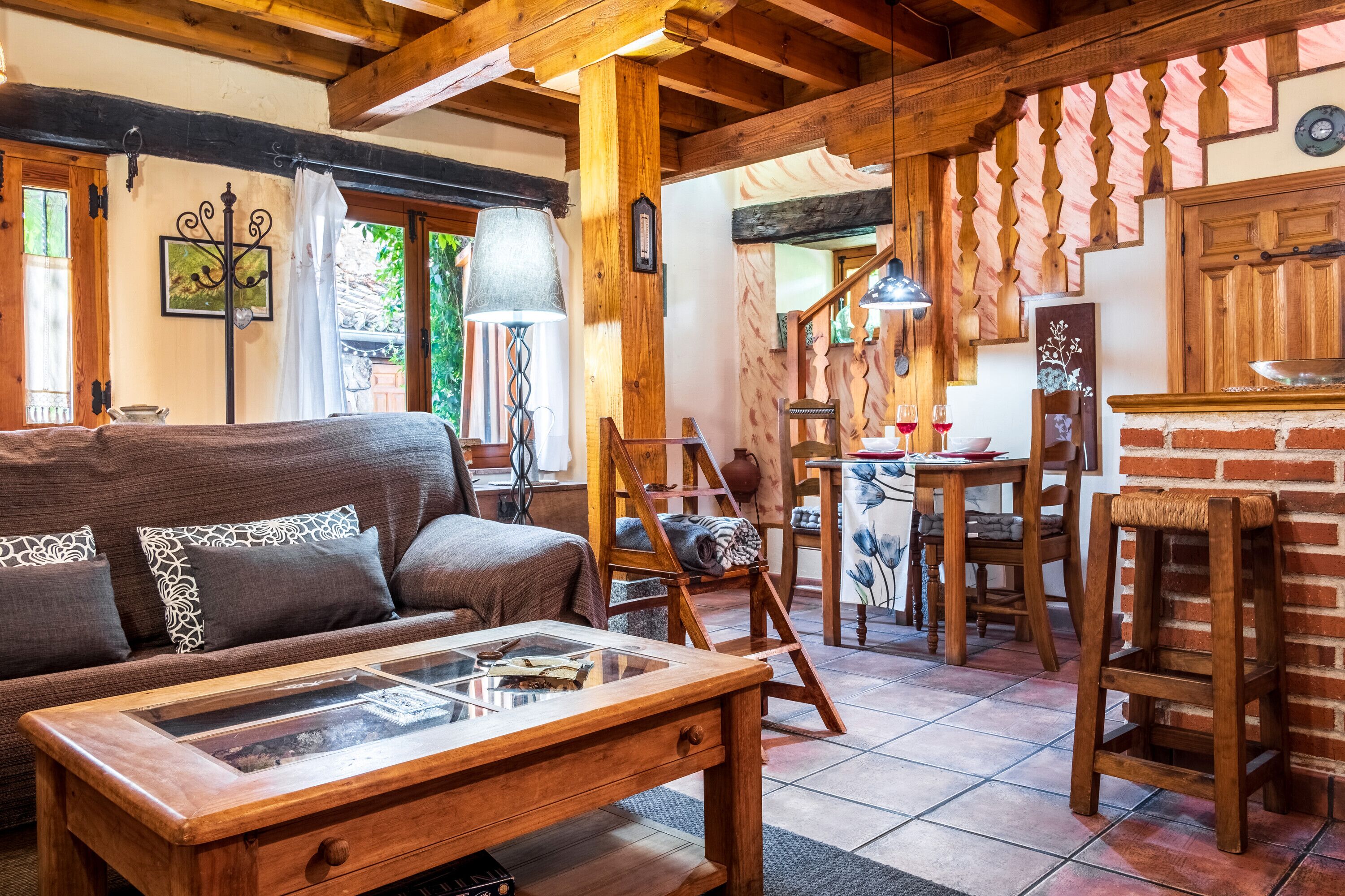 Televisie, een open haard en een dvd-speler