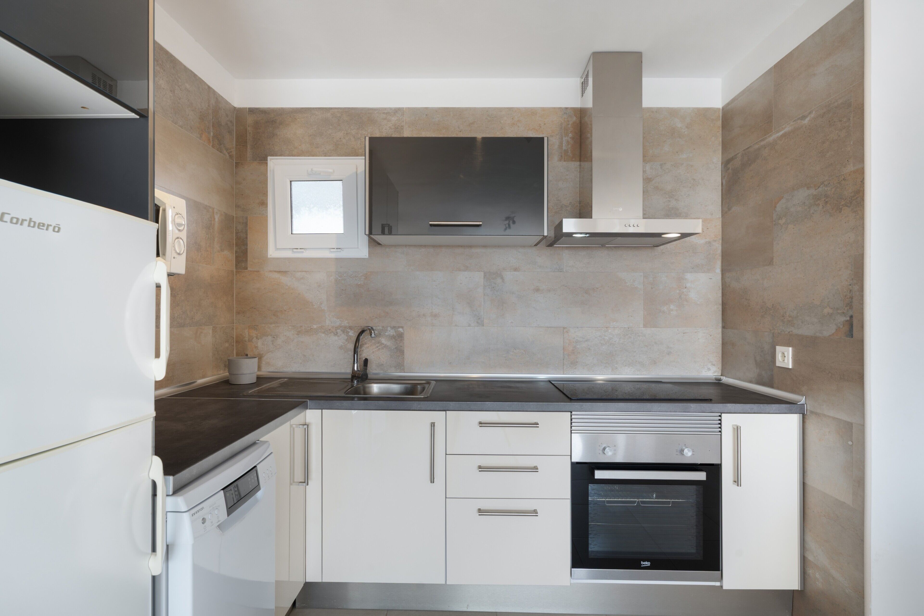 Køleskab, mikrobølgeovn, ovn, kogeplade