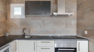 Een koelkast, een magnetron, een oven, een kookplaat