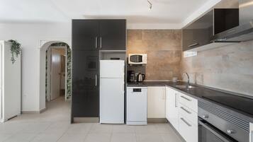 Refrigerador, microondas, horno y parrilla de estufa