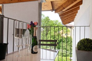 Outdoor dining - Apartment 'Residenza La Fonte Second Floor' with Stunning Sasso del Ferro View (Laveno-Mombello)