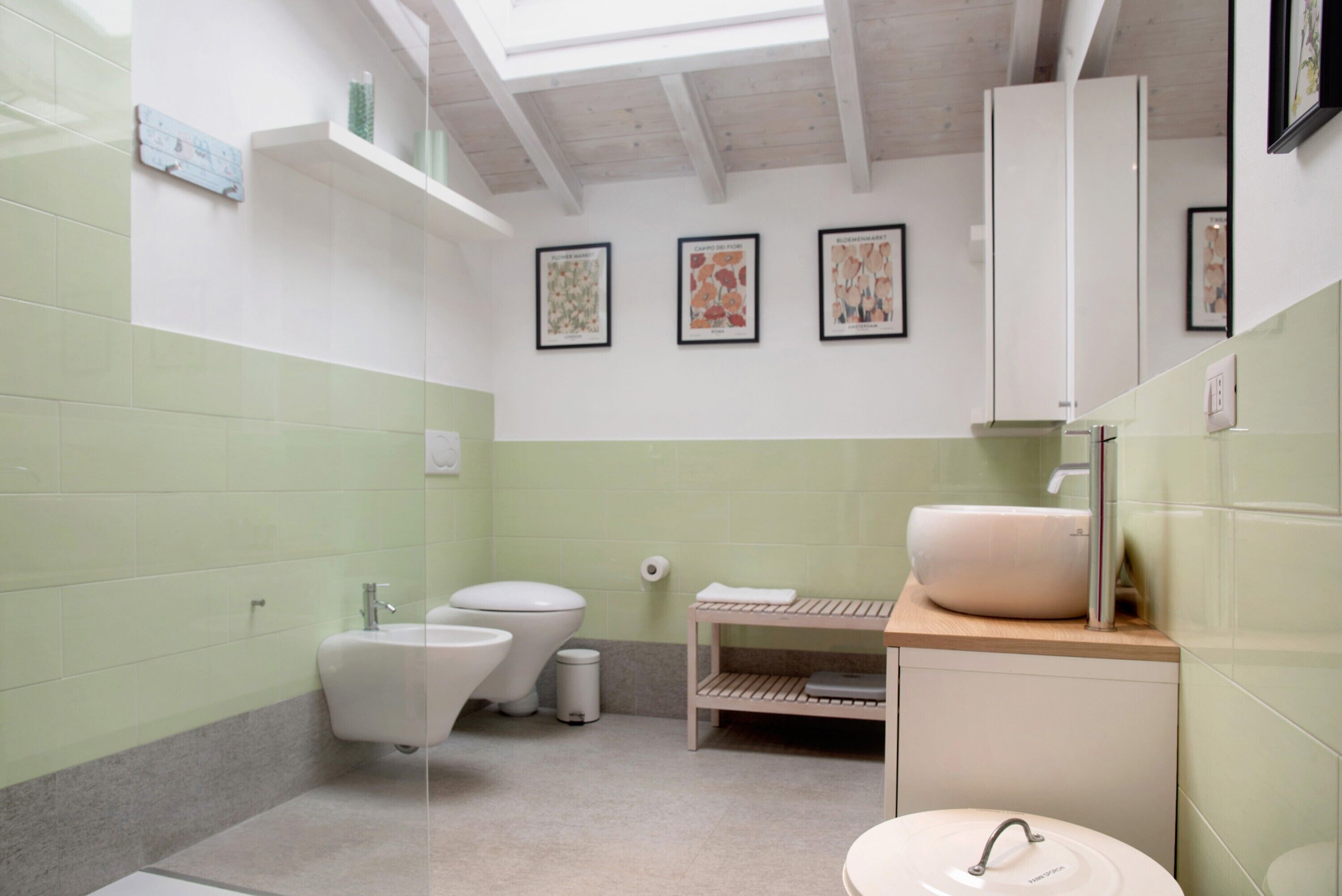 Douche, sèche-cheveux, serviettes fournies