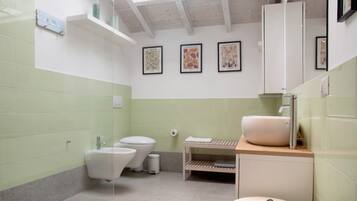 Douche, sèche-cheveux, serviettes fournies