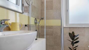 Douche, sèche-cheveux, serviettes fournies