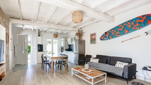 Ein modernes Wohnzimmer mit einer Couch, einem Couchtisch und einem Essbereich.