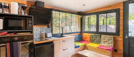 Jääkaappi, mikroaaltouuni, uuni, liesi