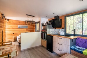 Fridge, microwave, oven, stovetop - Chalet Lou Cabanot 640 – Retreat with Air Conditioning at the Gates of the Basin (Salles)