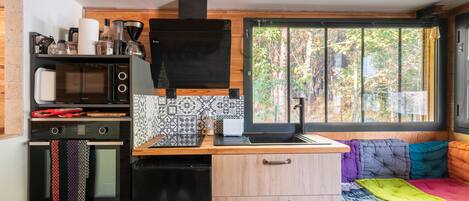 Kühlschrank, Mikrowelle, Ofen, Herdplatte