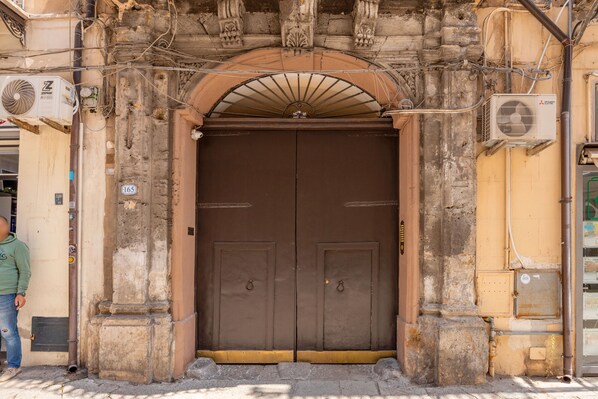 تفاصيل الفندق من الخارج