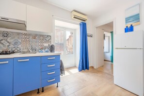 Kjøleskap, kokeplater, kaffetrakter/tekoker og kjøkkenutstyr