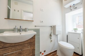 Dusj, hårføner og håndklær