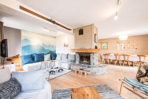 Televisión, chimenea, reproductor de DVD y tenis de mesa 