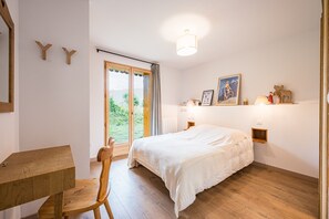 6 bedrooms, iron/ironing board, free WiFi, bed sheets