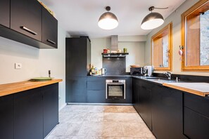 Een koelkast, een microgolfoven, een oven, een kookplaat