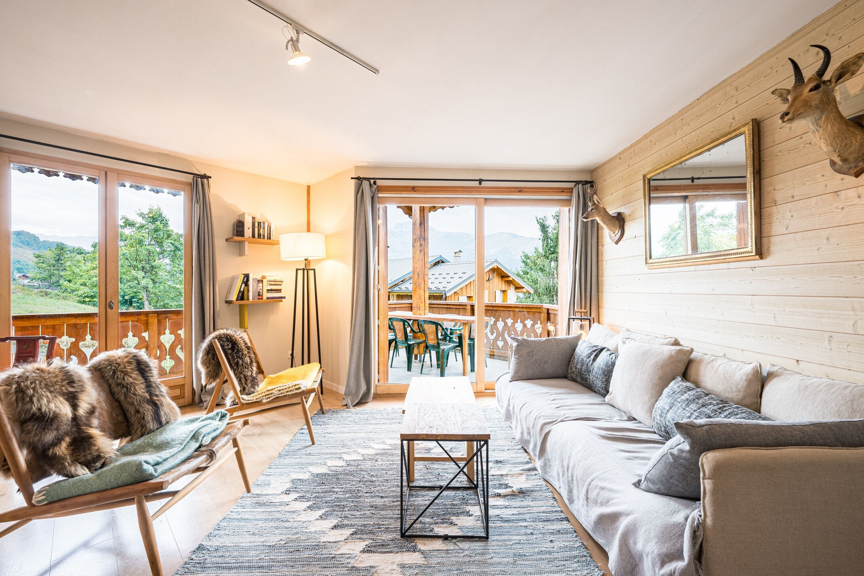 Télévision, cheminée, lecteur de DVD, table de tennis de table