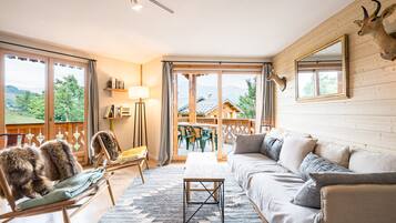 Télévision, cheminée, lecteur de DVD, table de tennis de table