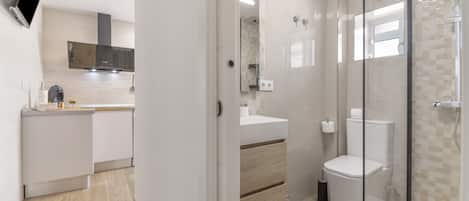 Shower, hair dryer, towels