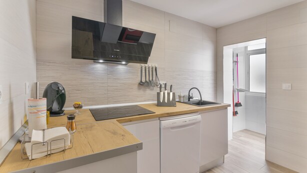 A modern kitchen with a dishwasher, a coffee machine, and a microwave. - Coastal Charm – Vacation Apartment in Ayamonte (Ayamonte)
