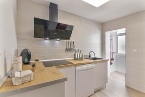 Fridge, microwave, oven, stovetop - Coastal Charm – Vacation Apartment in Ayamonte (Ayamonte)