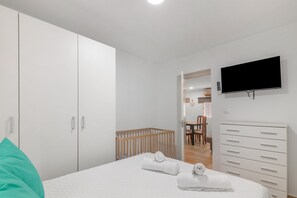 3 bedrooms, iron/ironing board, free WiFi, bed sheets