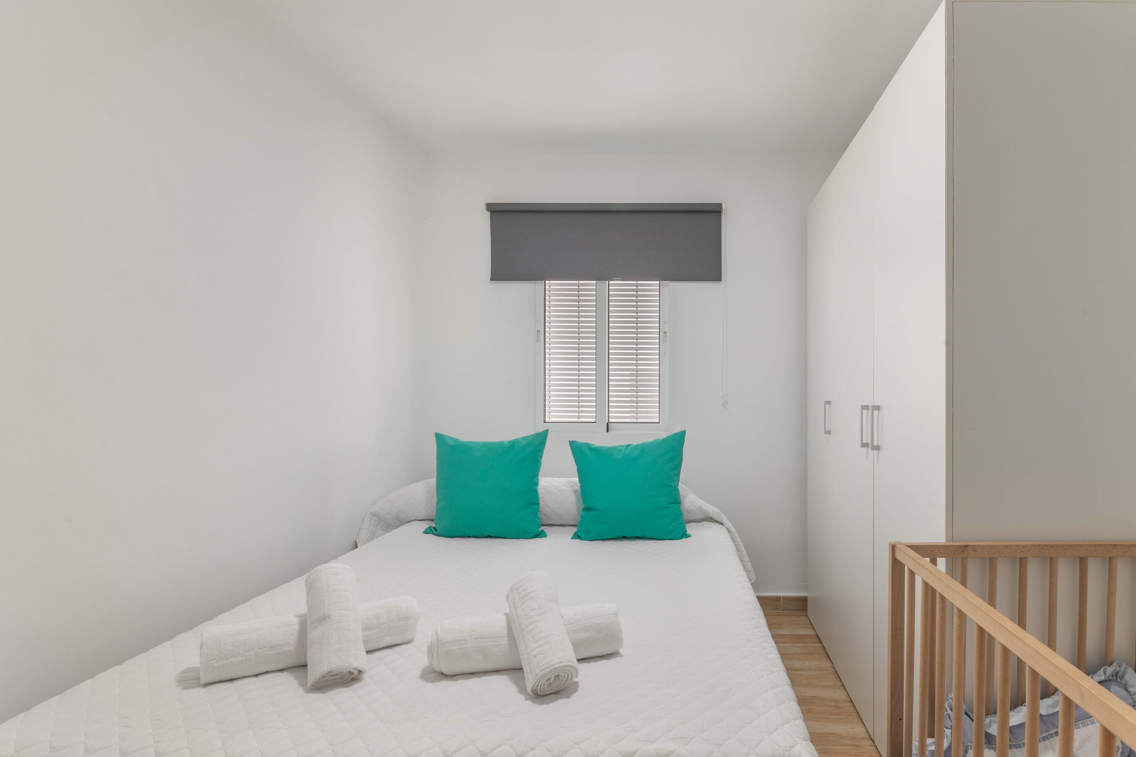 3 slaapkamers, een strijkplank/strijkijzer, gratis wifi, beddengoed