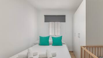 3 slaapkamers, een strijkplank/strijkijzer, gratis wifi, beddengoed