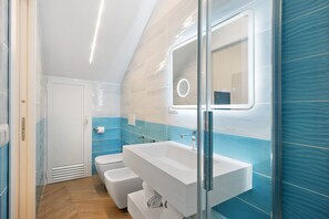 Chuveiro, secador de cabelo, toalhas de banho 