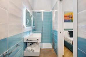 Dusj, hårføner og håndklær