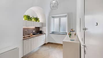 Jääkaappi, mikroaaltouuni, liesi, astianpesukone