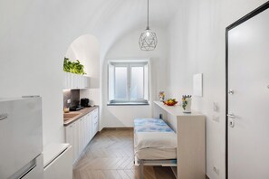 Kjøleskap, mikrobølgeovn, kokeplater og oppvaskmaskin