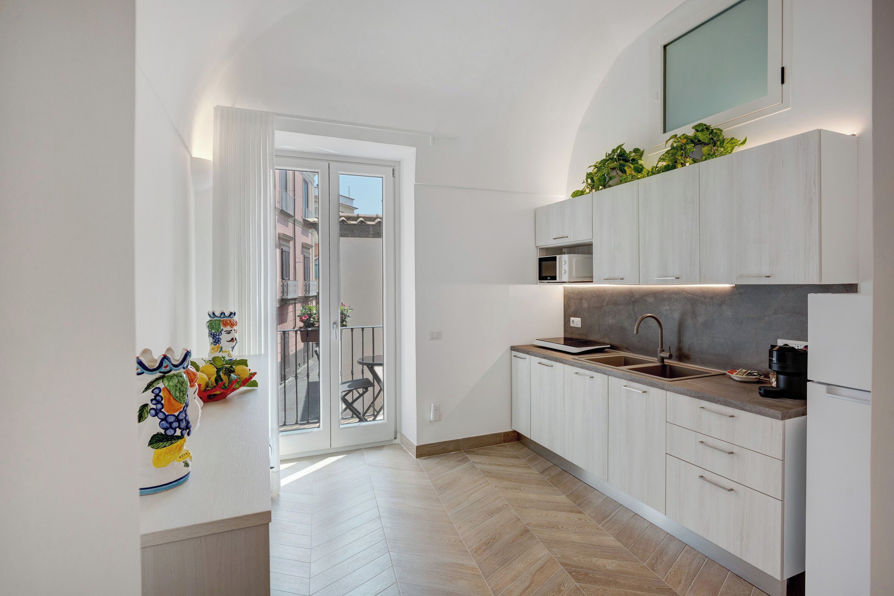 Kjøleskap, mikrobølgeovn, kokeplater og oppvaskmaskin