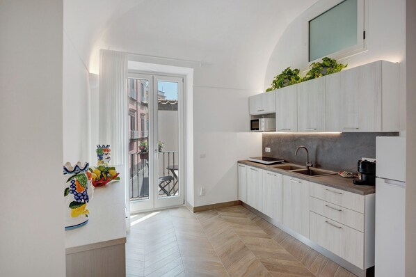 ثلاجة، ميكروويف، موقد طهي مسطح، غسالة أطباق