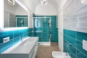 Dusche, Haartrockner, Handtücher