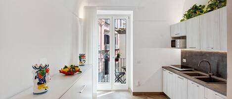 Fridge, microwave, stovetop, dishwasher