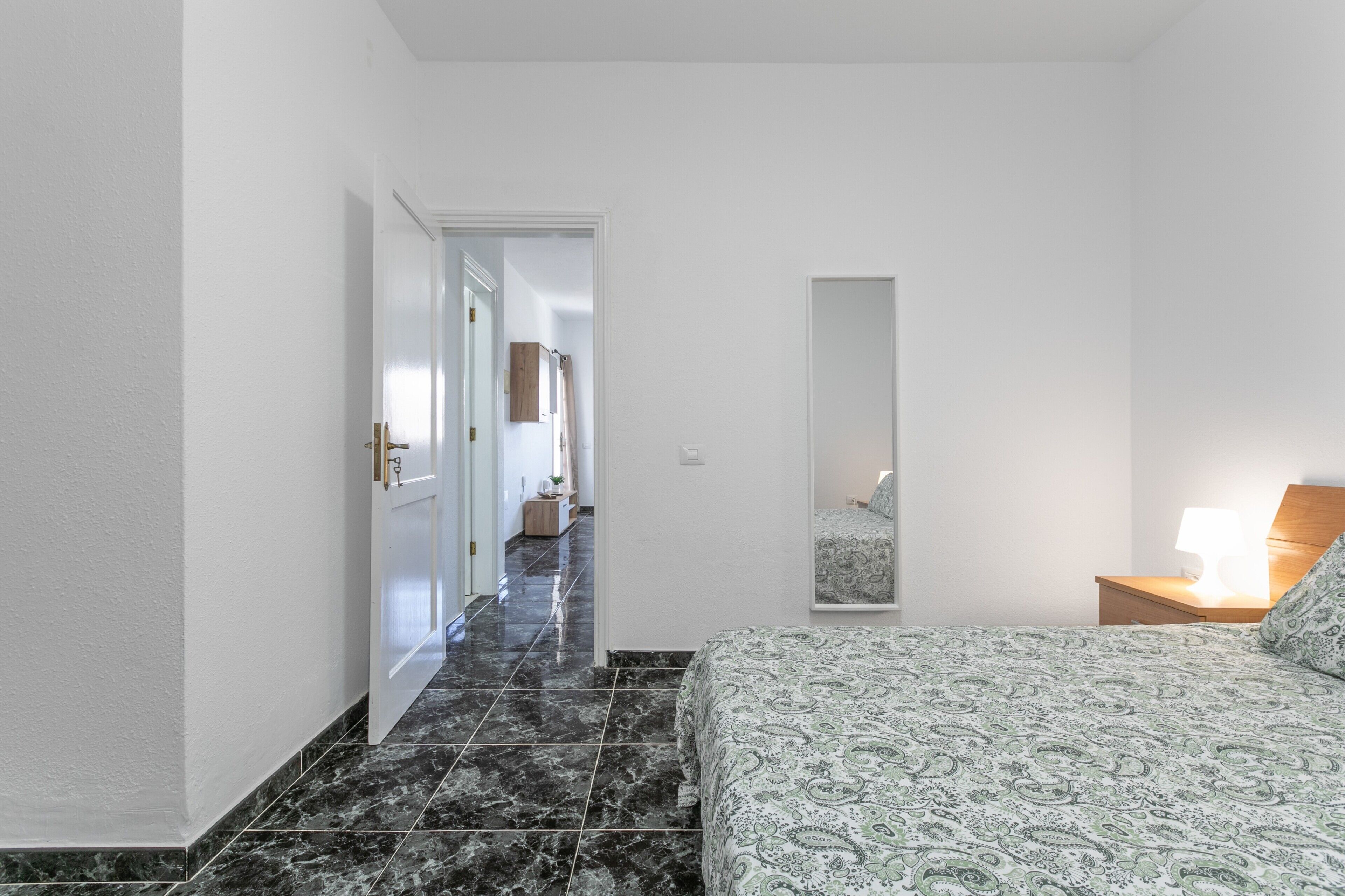 1 habitación, tabla de planchar con plancha, wifi gratis y ropa de cama 