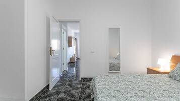 1 habitación, tabla de planchar con plancha, wifi gratis y ropa de cama